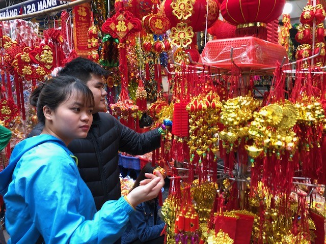 Người Hà Nội chen chân trên phố Hàng Mã, hàng Lược sắm Tết ảnh 5