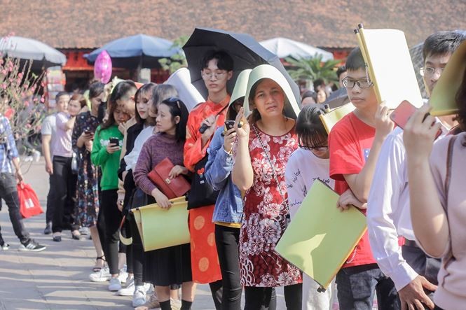 Nườm nượp người kéo đến xin chữ đầu năm ở Văn Miếu ảnh 3