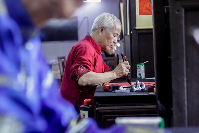 Nườm nượp người kéo đến xin chữ đầu năm ở Văn Miếu ảnh 6