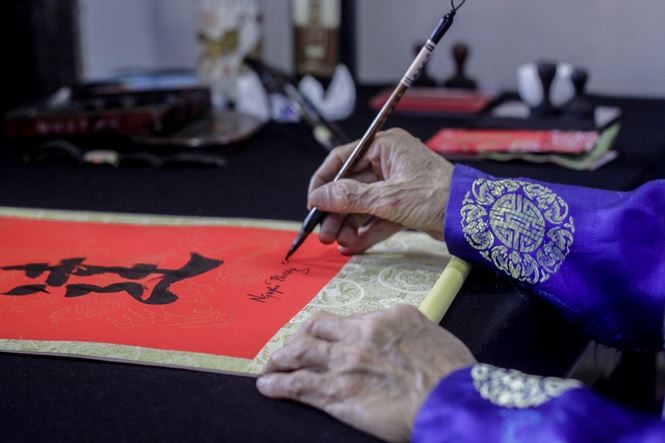 Nườm nượp người kéo đến xin chữ đầu năm ở Văn Miếu ảnh 9