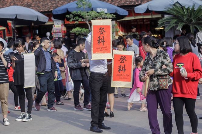 Nườm nượp người kéo đến xin chữ đầu năm ở Văn Miếu ảnh 10