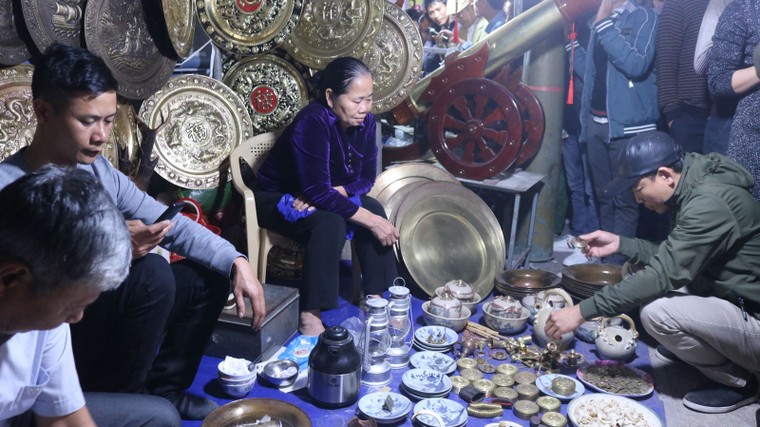 Nườm nượp người đi chợ Viềng 'mua may, bán rủi' trong đêm ​ ảnh 8