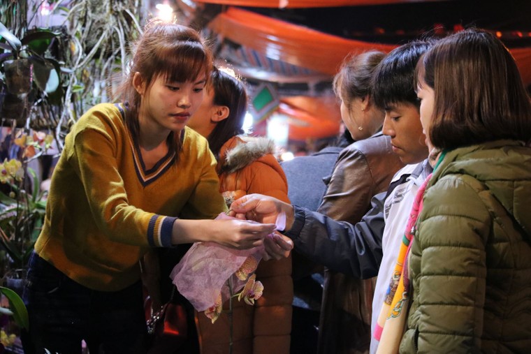 Nườm nượp người đi chợ Viềng 'mua may, bán rủi' trong đêm ​ ảnh 3