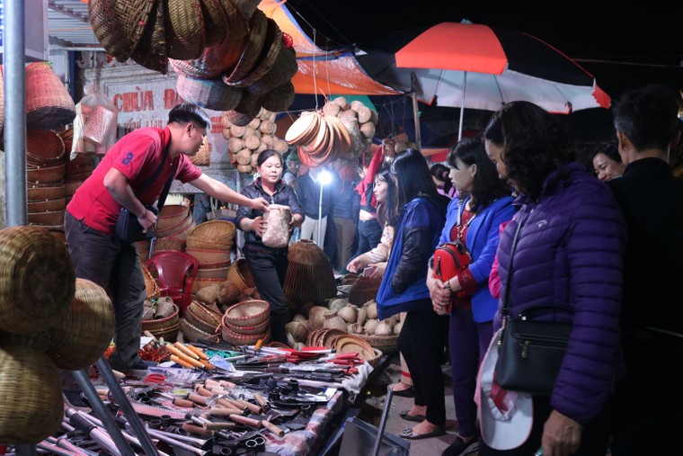 Nườm nượp người đi chợ Viềng 'mua may, bán rủi' trong đêm ​ ảnh 5