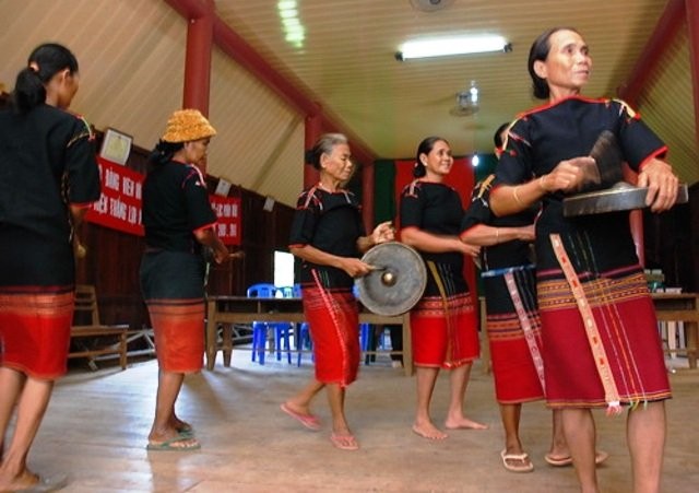 Tiếp nối nhịp chiêng nữ ở các buôn làng Đác Lắc ảnh 1