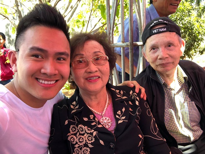 Hoài Linh tổ chức tiệc đầu năm cùng gia đình khi con trai về Việt Nam ảnh 2