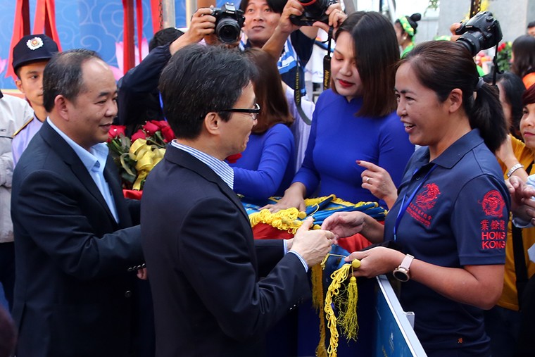 Rộn rã lễ hội Bơi chải thuyền rồng Hà Nội mở rộng 2019 ảnh 2