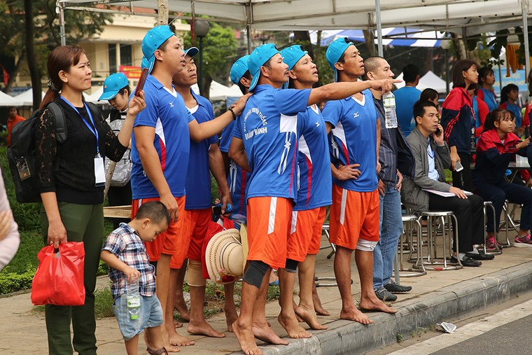 Rộn rã lễ hội Bơi chải thuyền rồng Hà Nội mở rộng 2019 ảnh 14