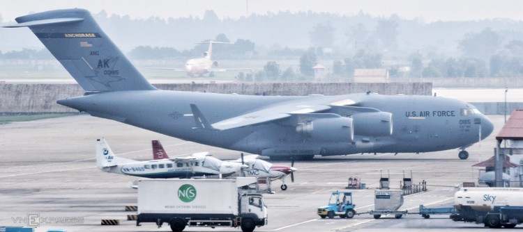 Vận tải cơ chở phương tiện phục vụ Tổng thống Mỹ tiếp tục đến Hà Nội ảnh 1