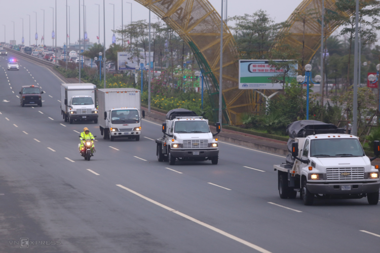 Đoàn xe chở thiết bị bảo vệ Tổng thống Mỹ đến Hà Nội ảnh 3