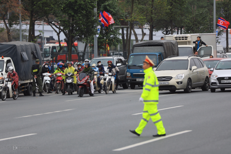 Đoàn xe chở thiết bị bảo vệ Tổng thống Mỹ đến Hà Nội ảnh 6