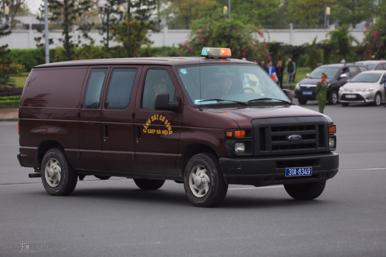 Đoàn xe chở thiết bị bảo vệ Tổng thống Mỹ đến Hà Nội ảnh 5