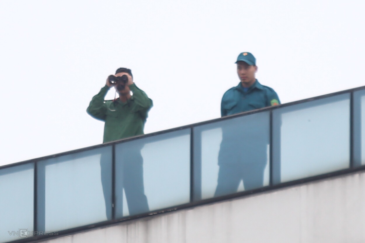 Đoàn xe chở thiết bị bảo vệ Tổng thống Mỹ đến Hà Nội ảnh 9