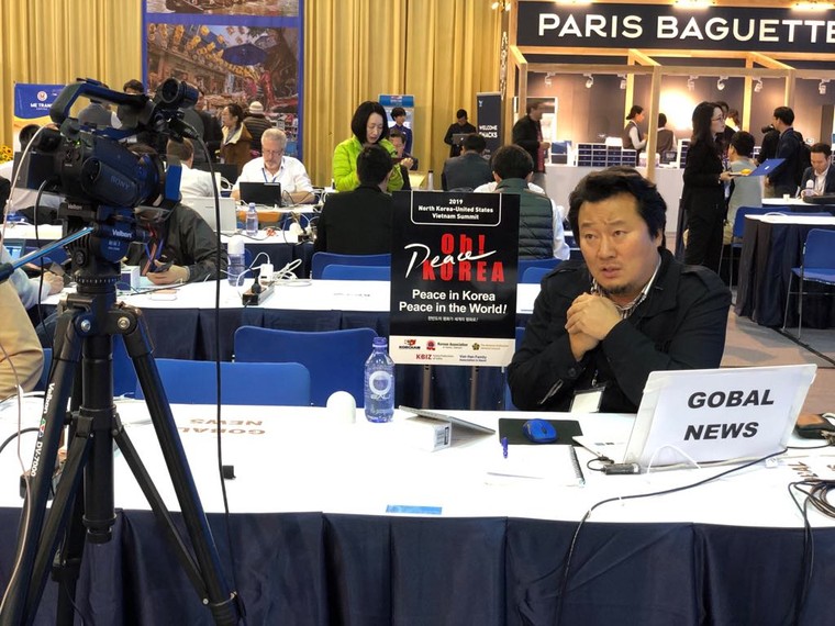 Buổi sáng đầu tiên bận rộn tại Trung tâm báo chí Hội nghị Thượng đỉnh Mỹ-Triều Tiên lần 2 ảnh 2