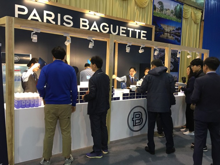 Buổi sáng đầu tiên bận rộn tại Trung tâm báo chí Hội nghị Thượng đỉnh Mỹ-Triều Tiên lần 2 ảnh 1