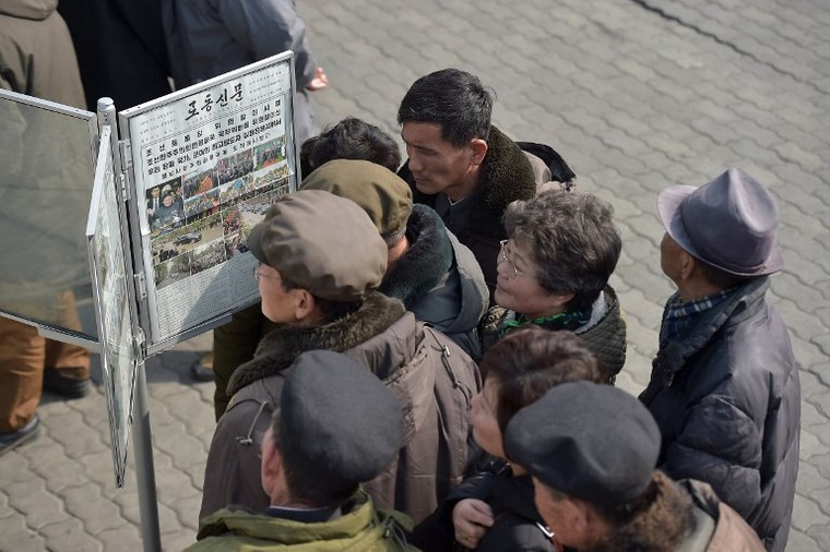 Người dân Bình Nhưỡng theo dõi chuyến đi Việt Nam của ông Kim ảnh 2