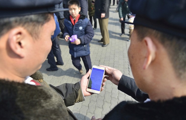 Người dân Bình Nhưỡng theo dõi chuyến đi Việt Nam của ông Kim ảnh 4