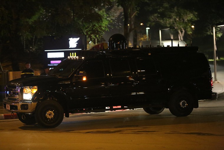Quả cầu đen bí ẩn trên nóc xe hộ tống Tổng thống Trump ảnh 1