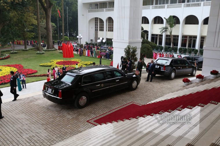 Quả cầu đen bí ẩn trên nóc xe hộ tống Tổng thống Trump ảnh 6