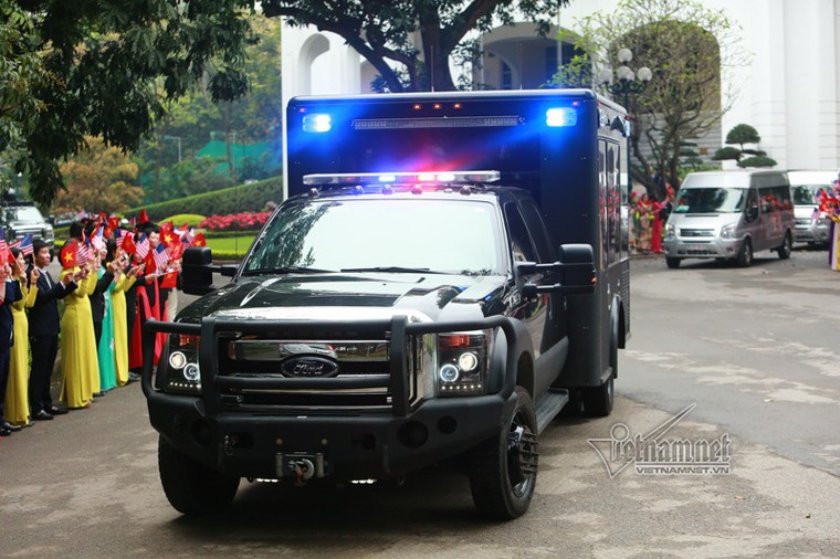 Quả cầu đen bí ẩn trên nóc xe hộ tống Tổng thống Trump ảnh 10