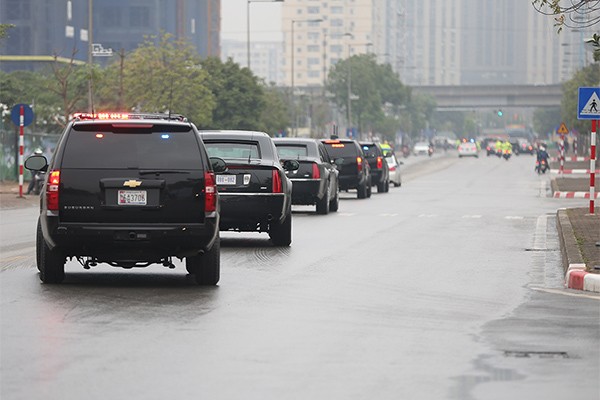 Quả cầu đen bí ẩn trên nóc xe hộ tống Tổng thống Trump ảnh 12