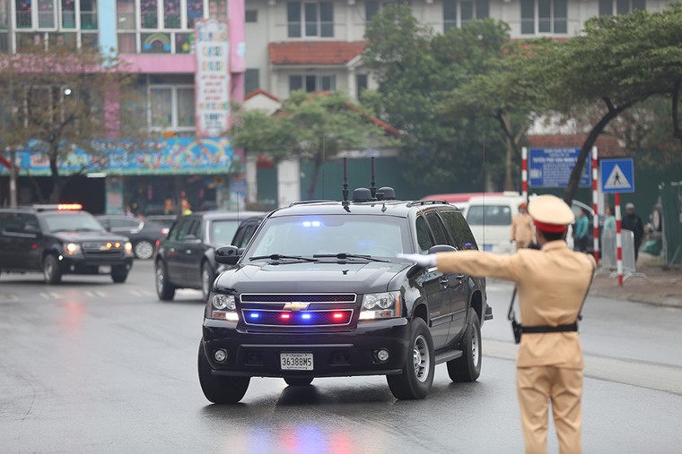 Quả cầu đen bí ẩn trên nóc xe hộ tống Tổng thống Trump ảnh 11