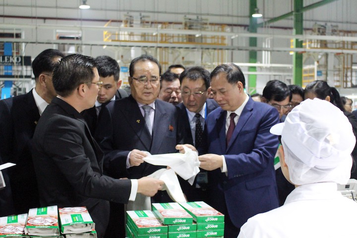 Đoàn Triều Tiên thăm nhà máy sản xuất bao bì ở Hải Dương ảnh 2