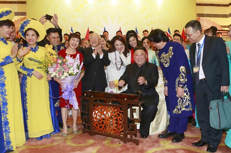 Chủ tịch Triều Tiên Kim Jong-un chơi thử nhạc cụ dân tộc Việt Nam ảnh 3