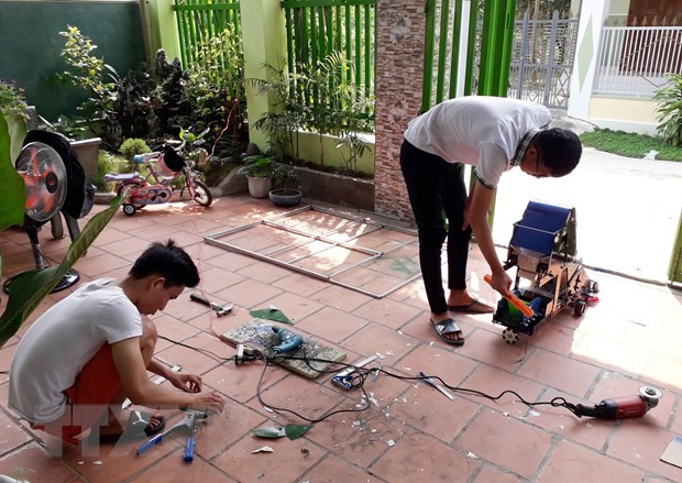 Học sinh miền núi sáng chế thành công máy thu hạt nông sản ảnh 1