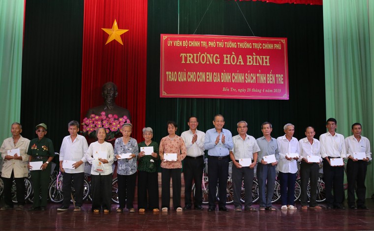 Phó Thủ tướng Thường trực trao quà, học bổng ở Bến Tre, Long An ảnh 1
