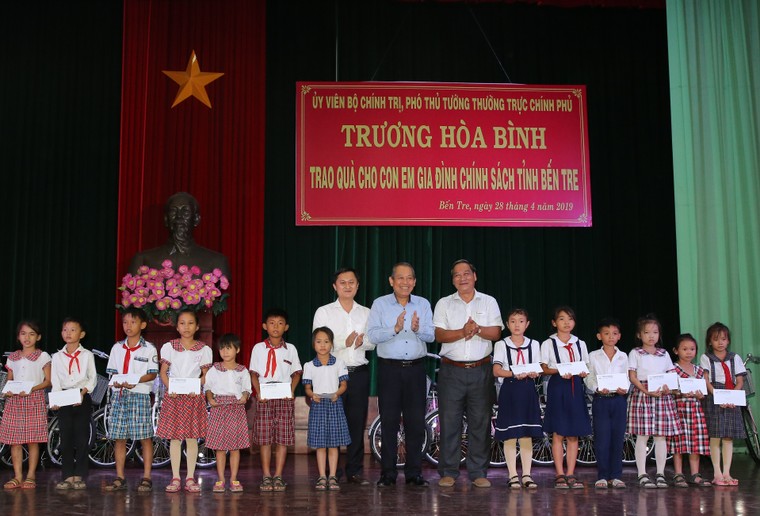 Phó Thủ tướng Thường trực trao quà, học bổng ở Bến Tre, Long An ảnh 2