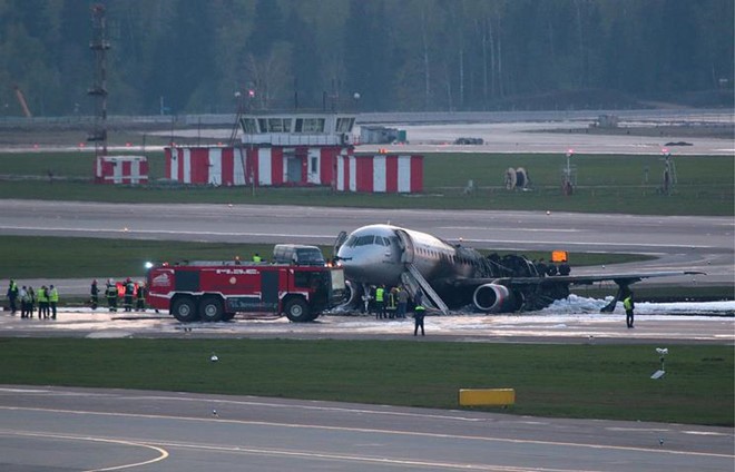 Tiếp viên hàng không Nga tử nạn vì cứu khách khỏi máy bay bốc cháy ảnh 1