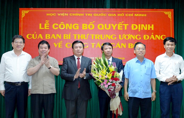 Công bố quyết định của Ban Bí thư TW Đảng về công tác cán bộ ảnh 1
