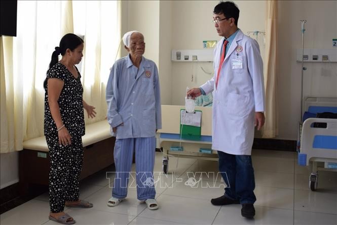 Cứu sống cụ ông 85 tuổi bị xuất huyết não, liệt nửa người ảnh 1