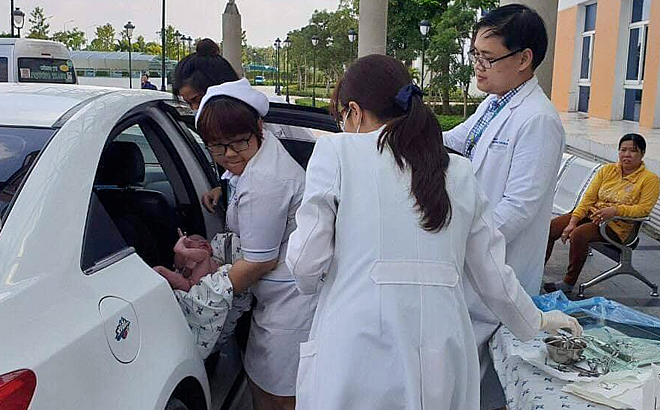 Bé trai chào đời trên taxi trước cổng viện nhi ảnh 1