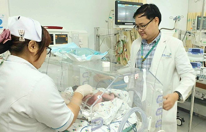 Bé trai chào đời trên taxi trước cổng viện nhi ảnh 2