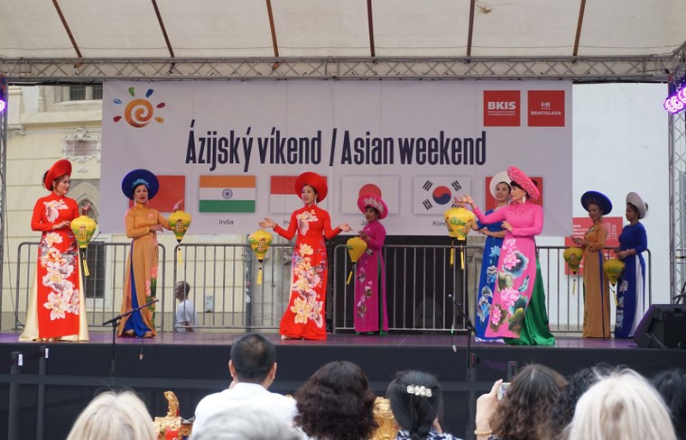 Đậm nét văn hóa Việt Nam trong lễ hội 'Asian Weekend 2019' ở Slovakia ảnh 3