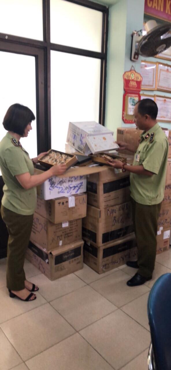 Hà Nội: Tạm giữ hơn 1 nghìn chiếc bánh Trung thu nhập lậu vào Việt Nam ảnh 1