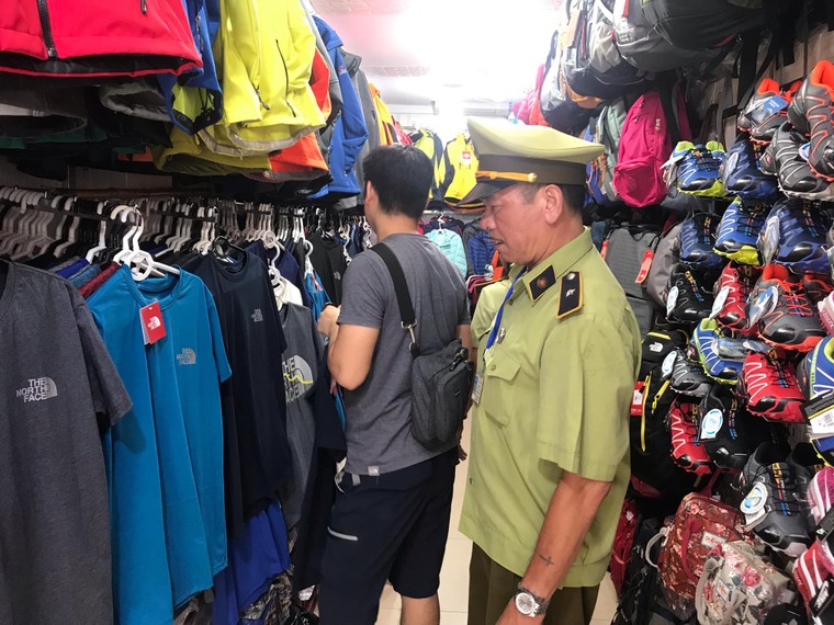 Thu giữ hàng nghìn sản phẩm giả thương hiệu The North Face ảnh 2