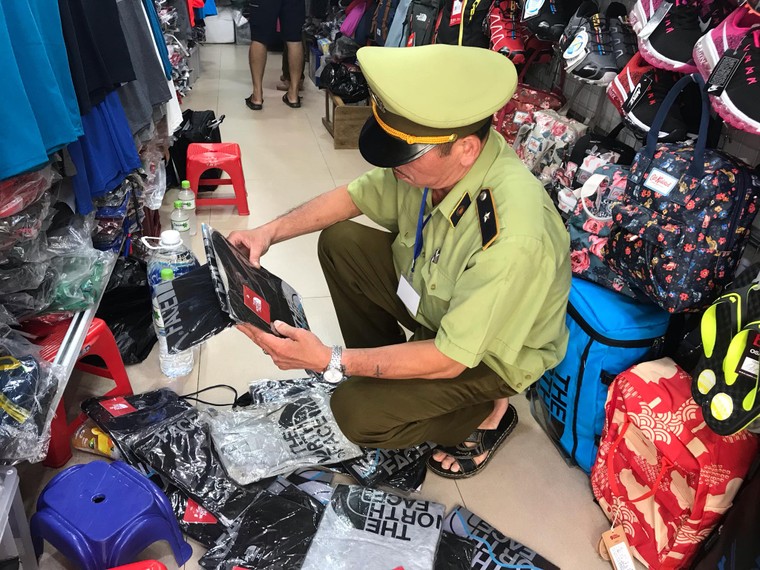 Thu giữ hàng nghìn sản phẩm giả thương hiệu The North Face ảnh 3