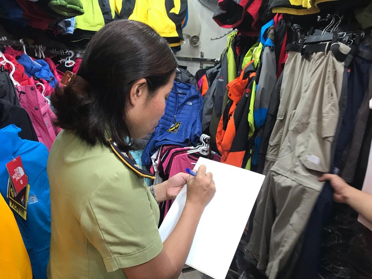 Thu giữ hàng nghìn sản phẩm giả thương hiệu The North Face ảnh 4