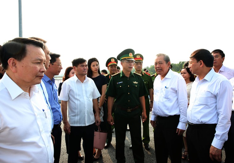 Phó Thủ tướng Trương Hòa Bình thị sát công tác chống buôn lậu tại Móng Cái ảnh 1