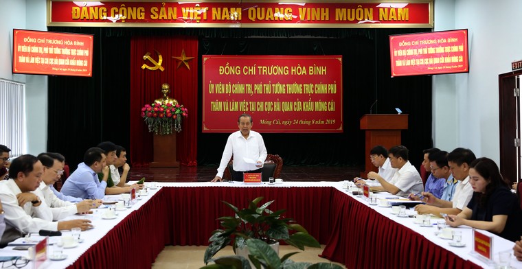 Phó Thủ tướng Trương Hòa Bình thị sát công tác chống buôn lậu tại Móng Cái ảnh 3