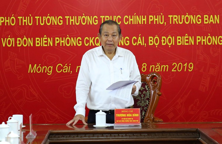 Phó Thủ tướng Trương Hòa Bình thị sát công tác chống buôn lậu tại Móng Cái ảnh 2