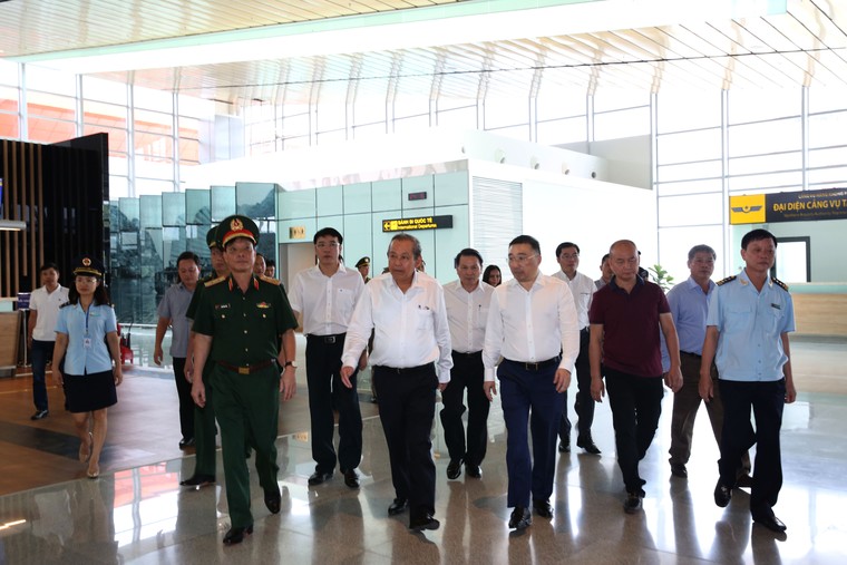 Phó Thủ tướng Trương Hòa Bình thị sát công tác chống buôn lậu tại Móng Cái ảnh 4