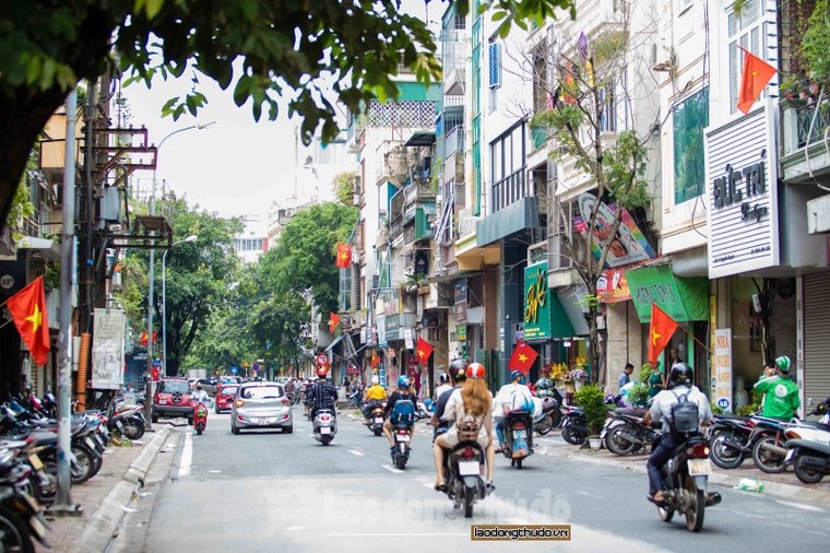 Đường phố Hà Nội rực rỡ cờ hoa mừng ngày Quốc khánh ảnh 9