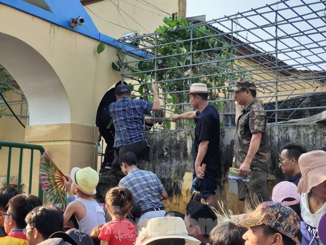 Vạn người chen lấn, xô đẩy xem chọi trâu Đồ Sơn ảnh 4