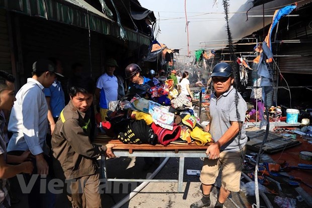 Hà Nội: Cháy lớn tại khu vực bán vải và quần áo ở chợ Tó ảnh 1