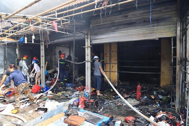 Hà Nội: Cháy lớn tại khu vực bán vải và quần áo ở chợ Tó ảnh 3