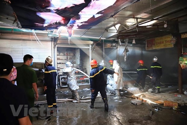 Hà Nội: Cháy lớn tại khu vực bán vải và quần áo ở chợ Tó ảnh 4